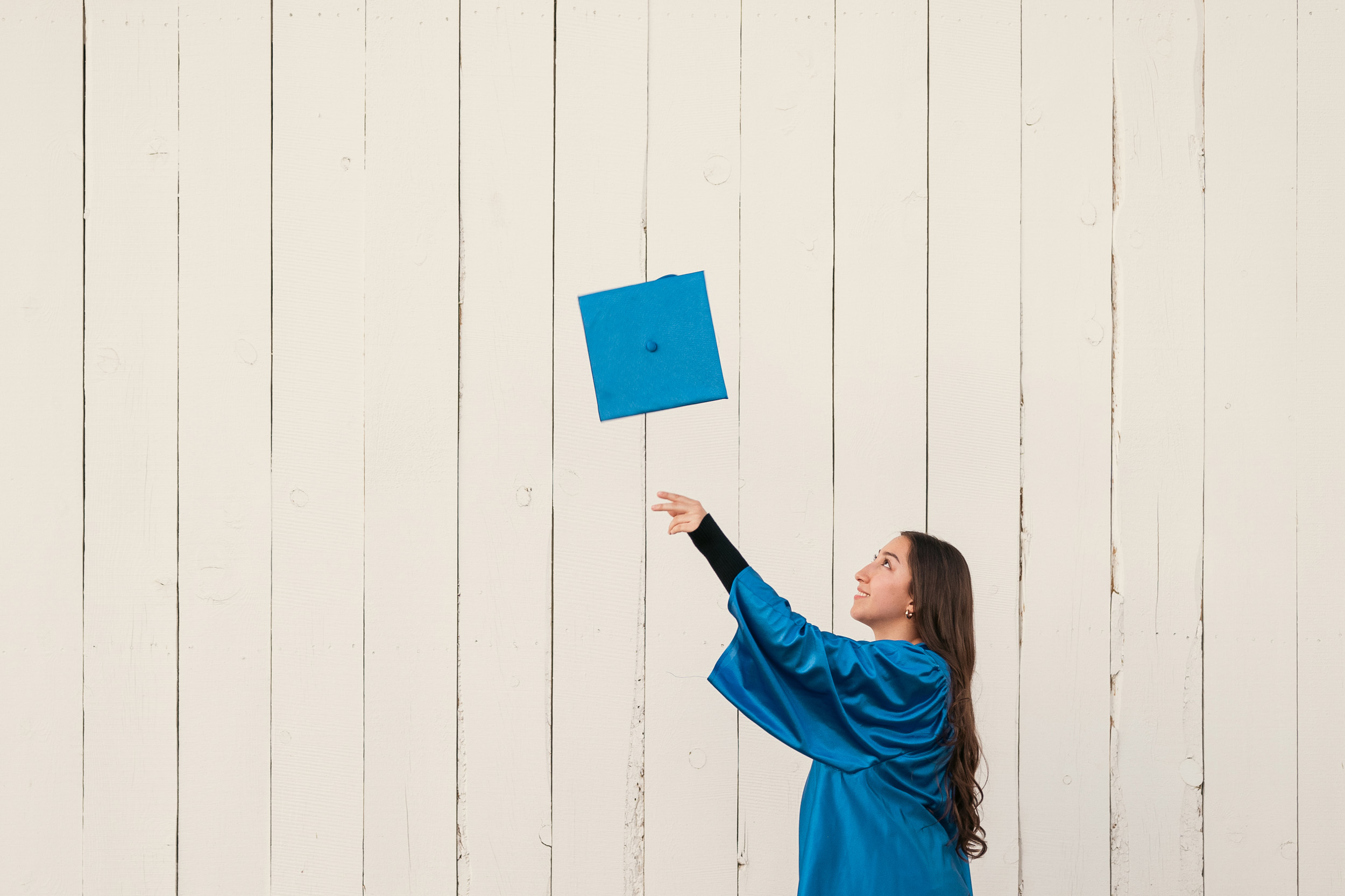 Girl tossing cap in the air for Senior Portaits in Glendale Arizona.