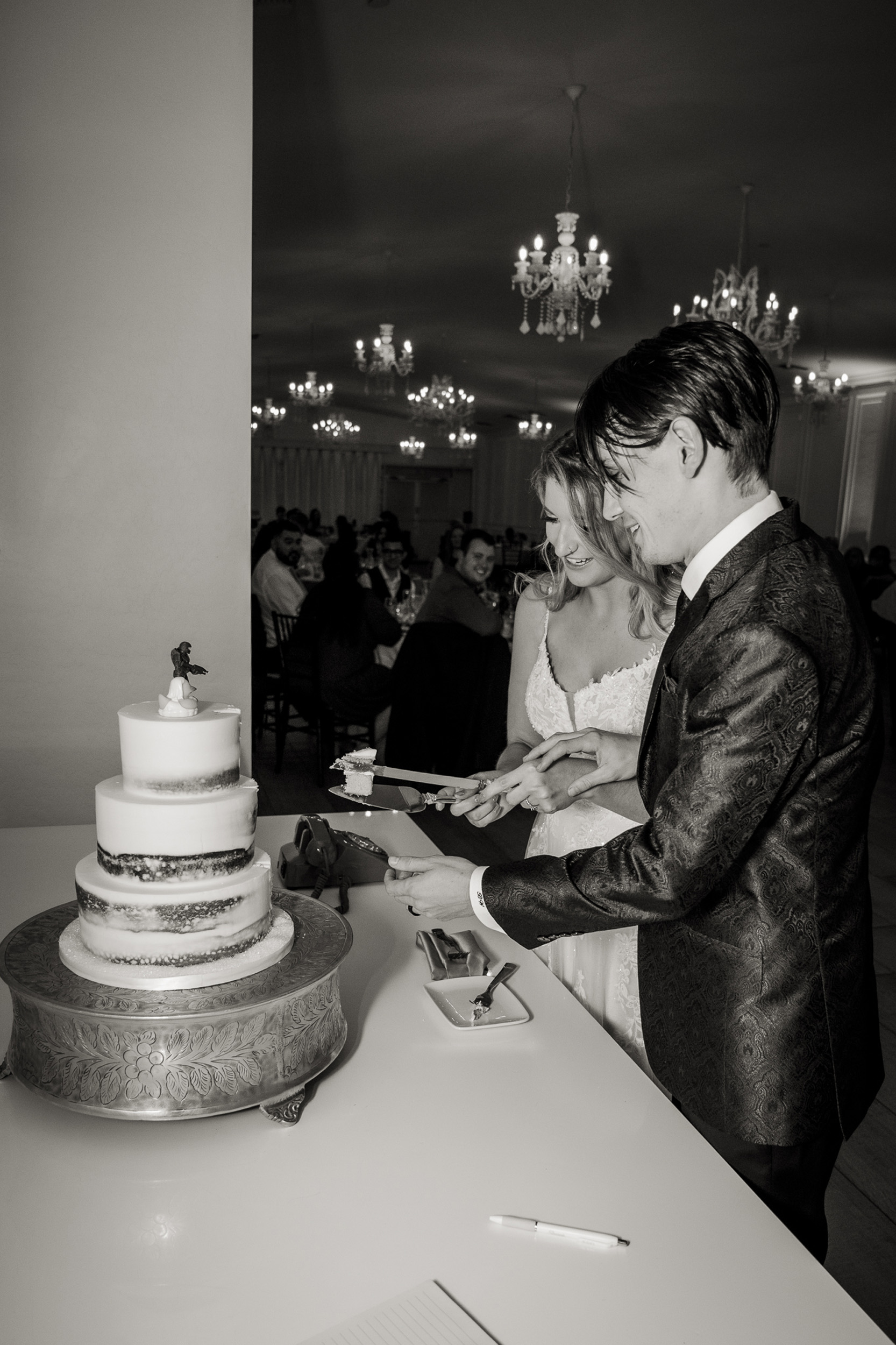 bride and groom cut wedding cake at Tre Bella by Wedgewood Mesa Arizona.