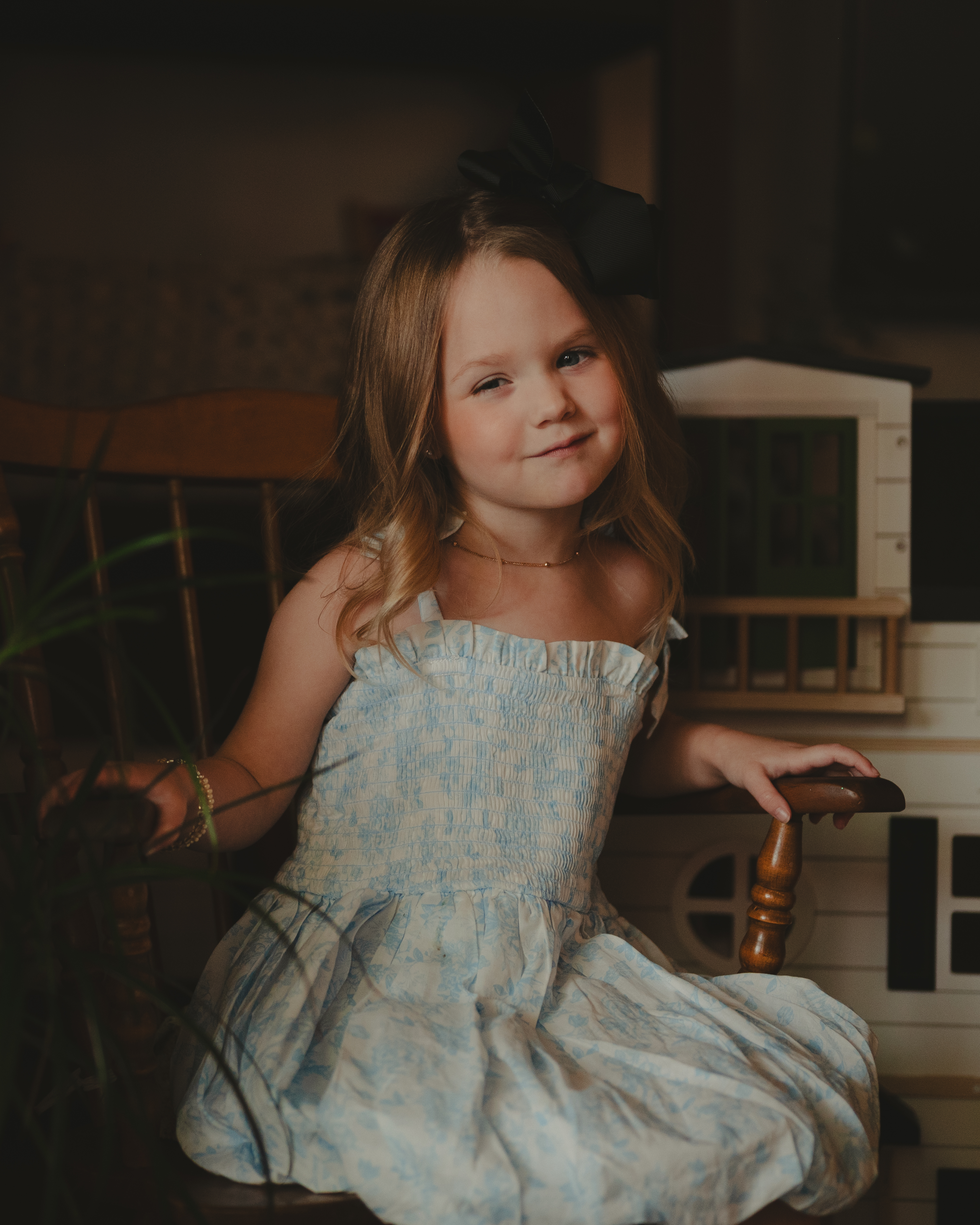 Lifestyle family portrait of young girl.